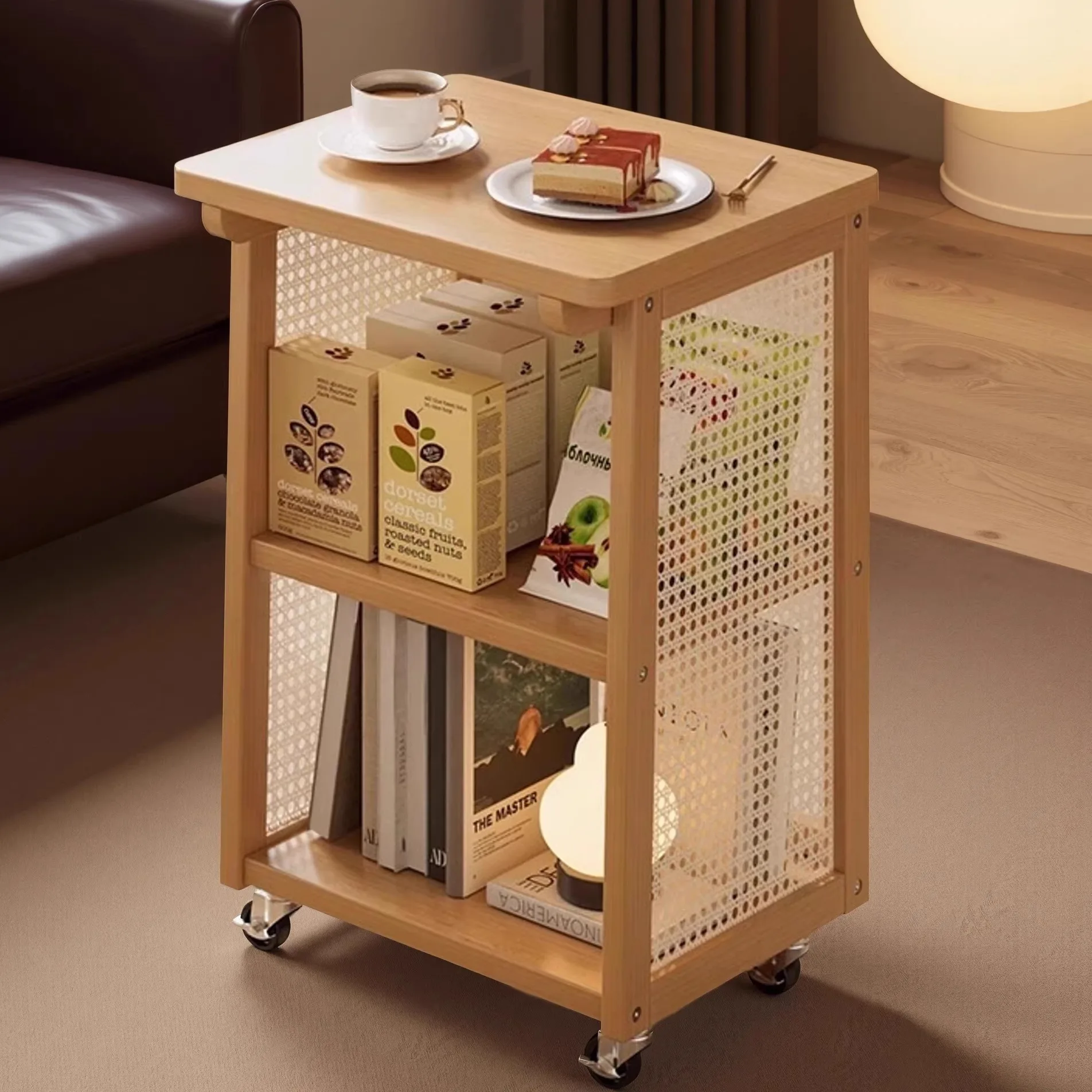 Небольшие журнальные столики рядом с диваном