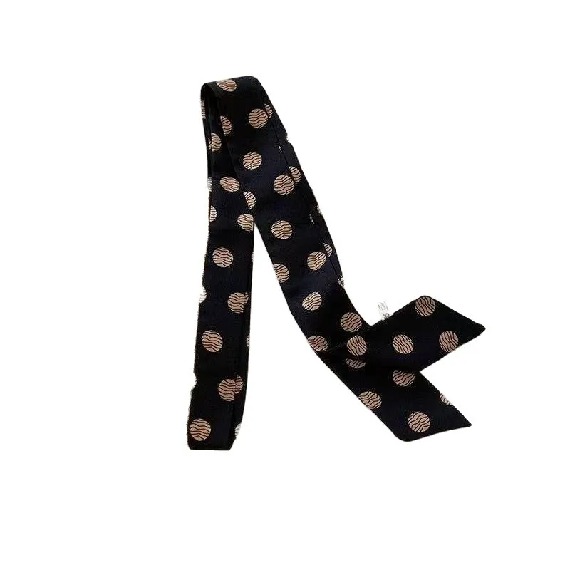 Detalle del pañuelo de seda anudado alrededor del cuello de una mujer como accesorio de moda.