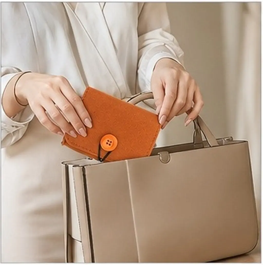 2Pcs Essential Oil Carrying Pouches Portable Storage Bag Felt and Chemical Fiber Versatile Organizer for Essential Oils