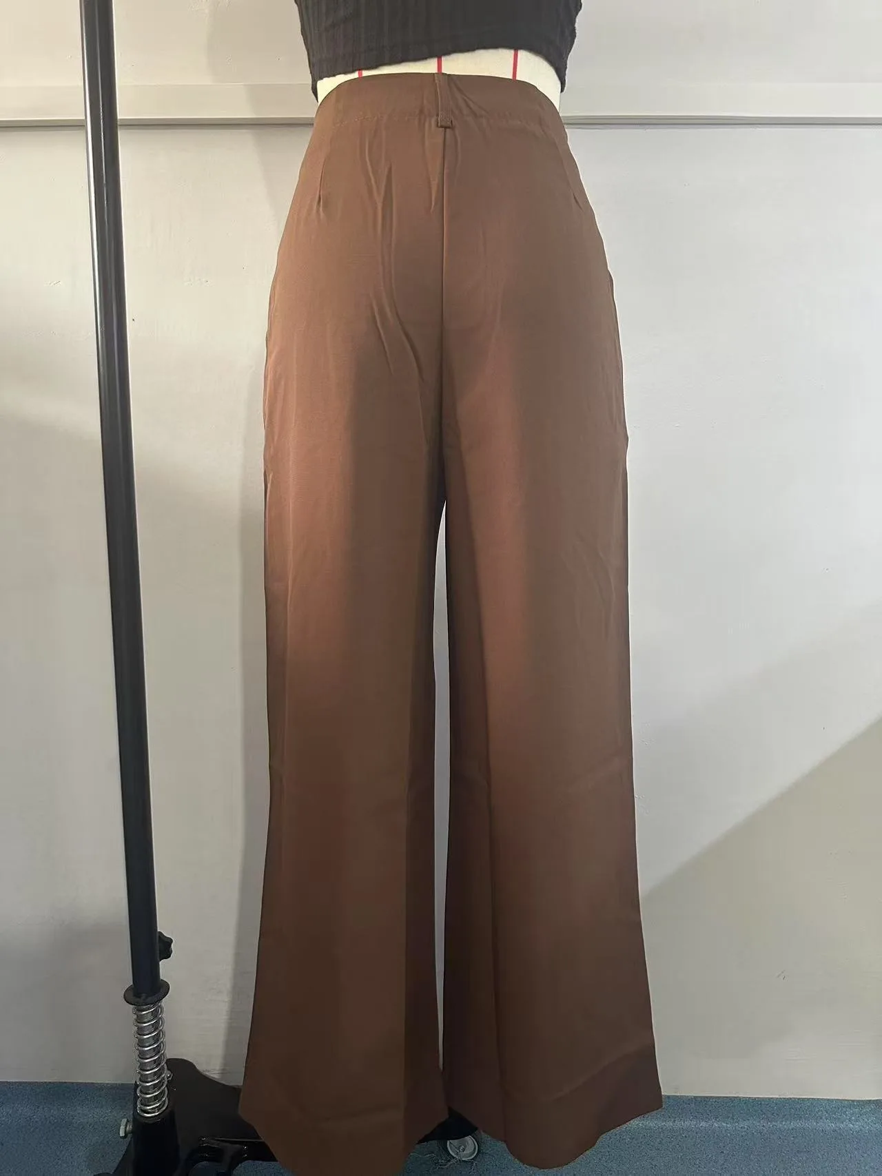 Damen High-Waist Straight-Leg Hosen Slim Fit Einfarbige Plissierte Anzughosen mit Taschen Büro Klassische Freizeithosen – Detail 3