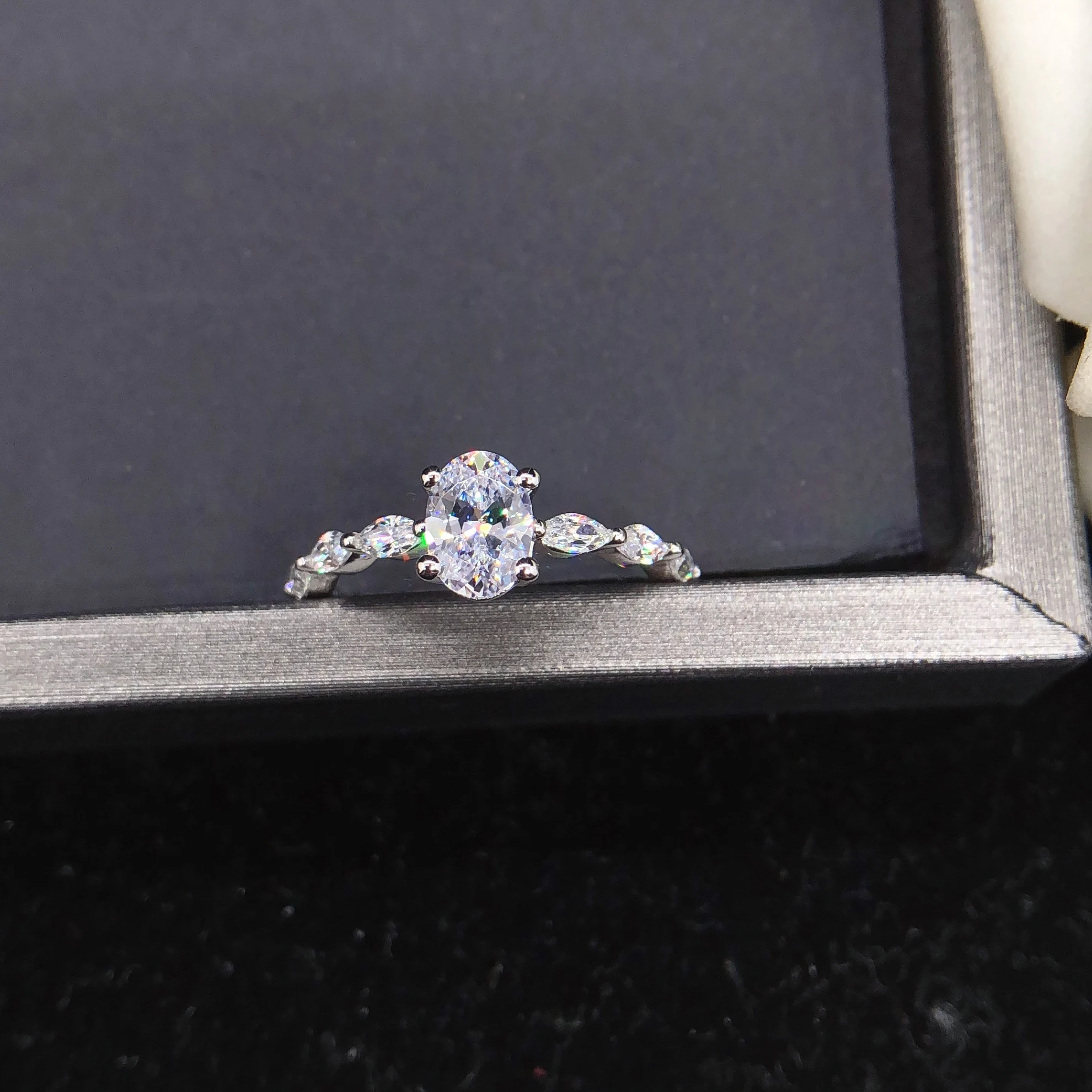 

AU750 18K белое золото Роскошные ювелирные изделия 1Ct овальной огранки D VVS1 Муассанит кольцо для женщин обручальное кольцо Королевский дизайнер на заказ 152