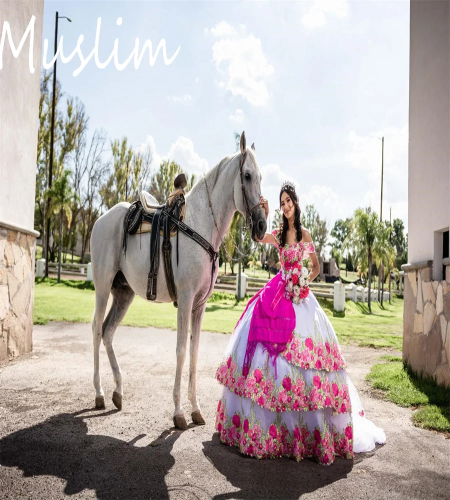 فساتين Quinceanera المكسيكية البيضاء للأميرة مع زهور مكشوفة الأكتاف Charro Vestido De 15 Quinceañeras عيد ميلاد