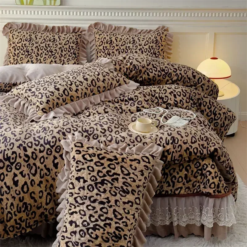 Winter Lace and Velvet Bed Skirt Style Milk Velvet Four Piece Set Double Sided Velvet Duvet Cover with Cotton Clip Bedding