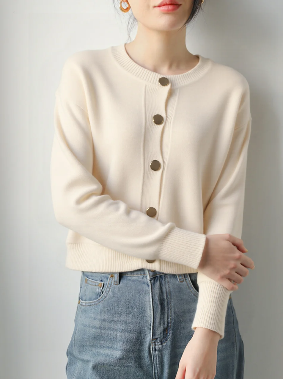 

Новый вязаный свитер 2025 года. Мягкий и уютный вязаный свитер весной и осенью. Винтажный элегантный свитер с золотой пряжкой и украшением для женщин.