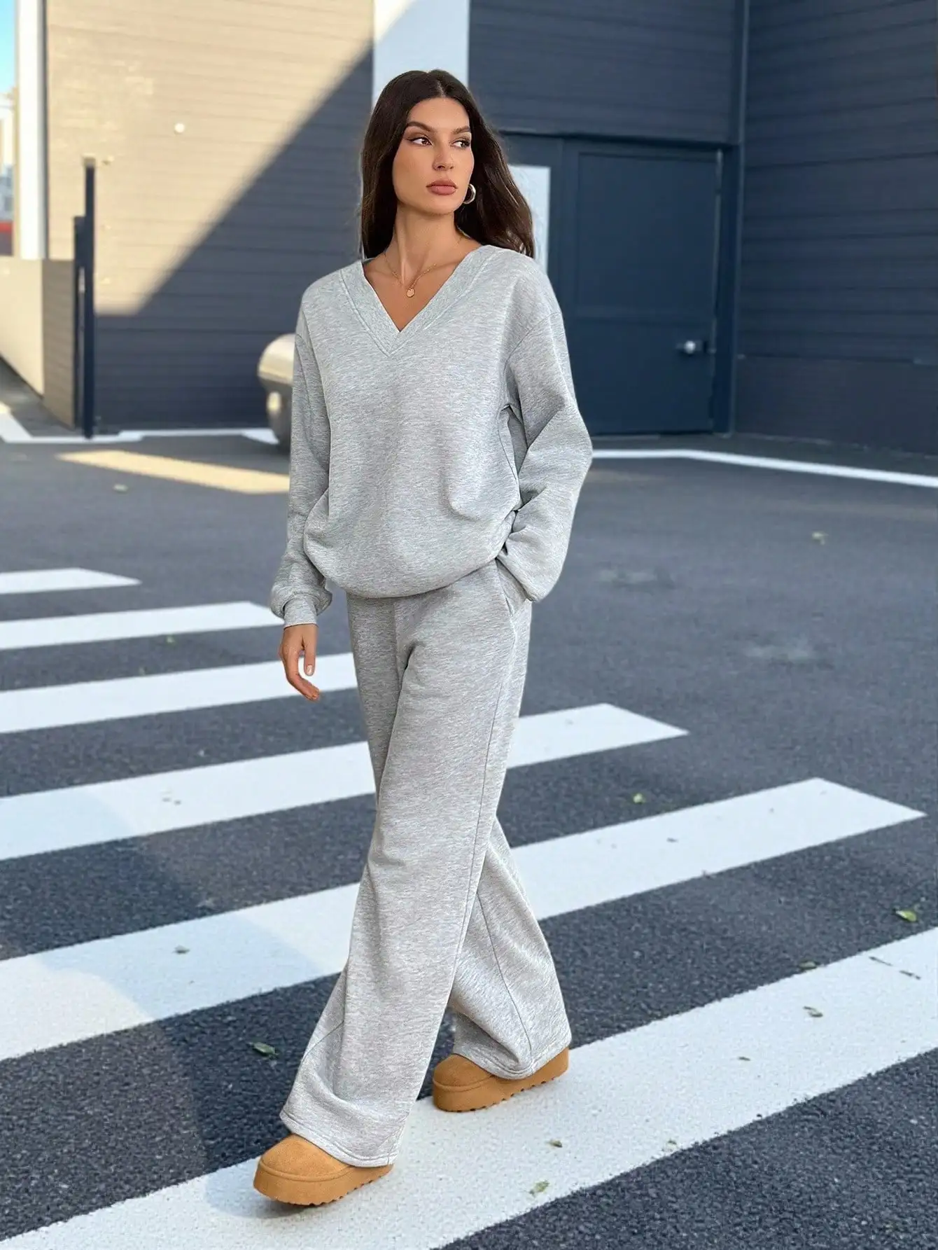 

Комплект из 2 предметов: свитшот оверсайз с V-образным вырезом и широкие спортивные штаны для женщин, мягкая эластичная домашняя одежда, осень-зима