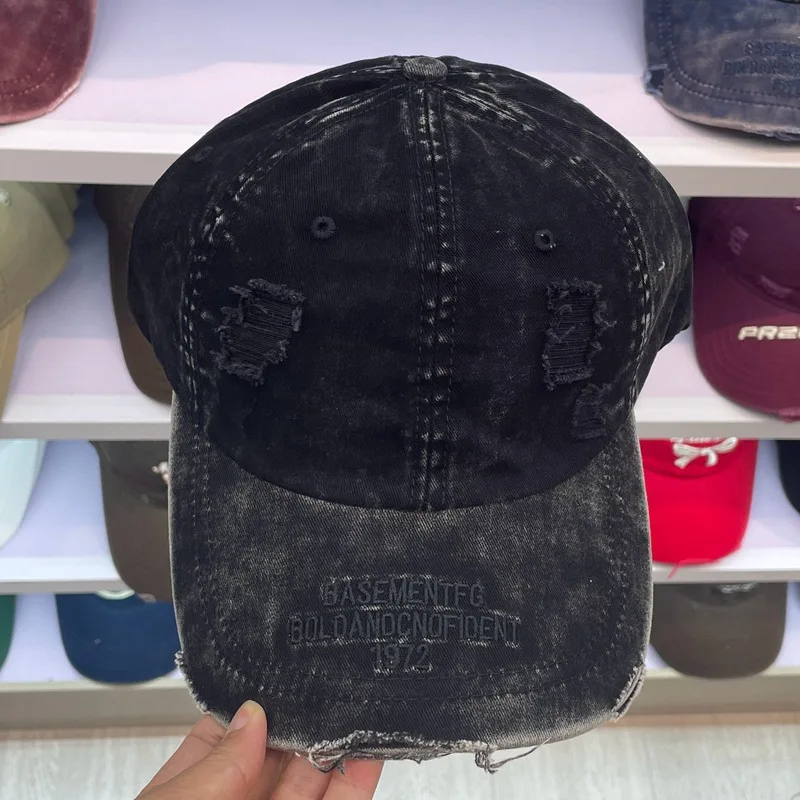 

Рваная бейсболка, мужская и женская круглая повседневная кепка с вышивкой букв, чтобы показать маленькое лицо KJ 202410116