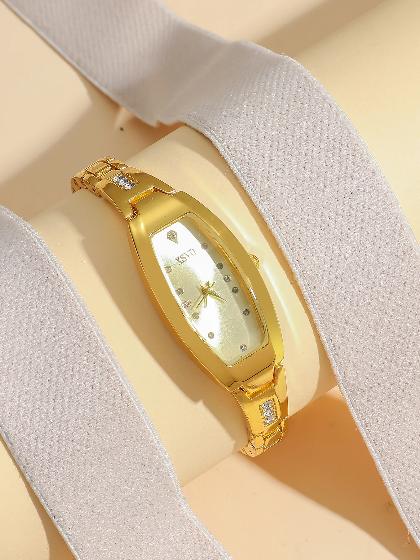 ساعة كوارتز نسائية بتصميم عصري وجديد مع حافظة فريدة من نوعها، وعلامات قرص مرصعة بالألماس، وحزام من سبائك حجر الراين،