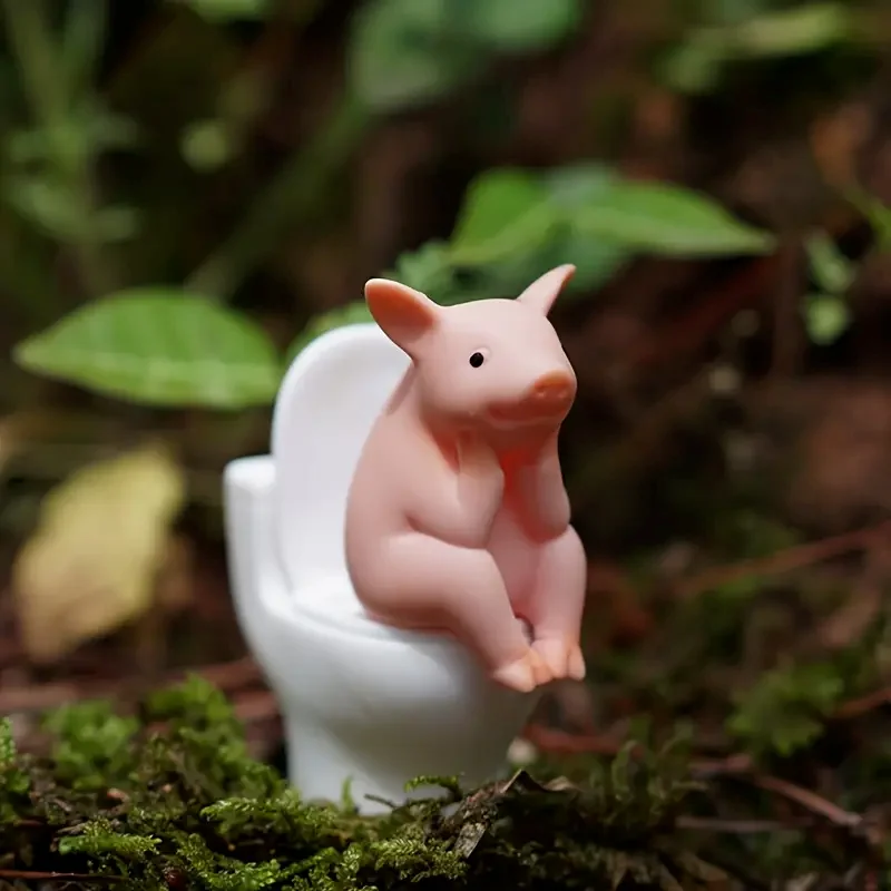 Niedliche Schweinefigur auf der Toilette – eine verspielte Badezimmer-Schreibtischdekoration, die Stress abbaut und als exquisites Ornament dient. – Detail 4