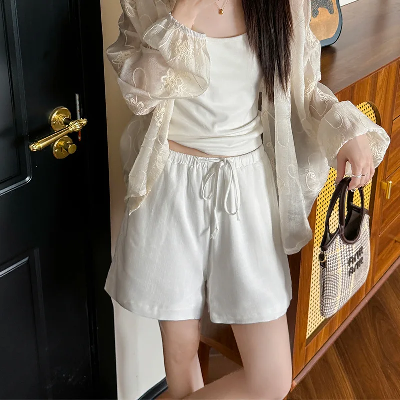 شورت كتان أبيض مغسول للنساء Summer2025 خفيف الوزن للتخسيس غير رسمي بنطال ذو قصة أرجل واسعة فضفاض من القطن والكتان بنطال بخمس نقاط