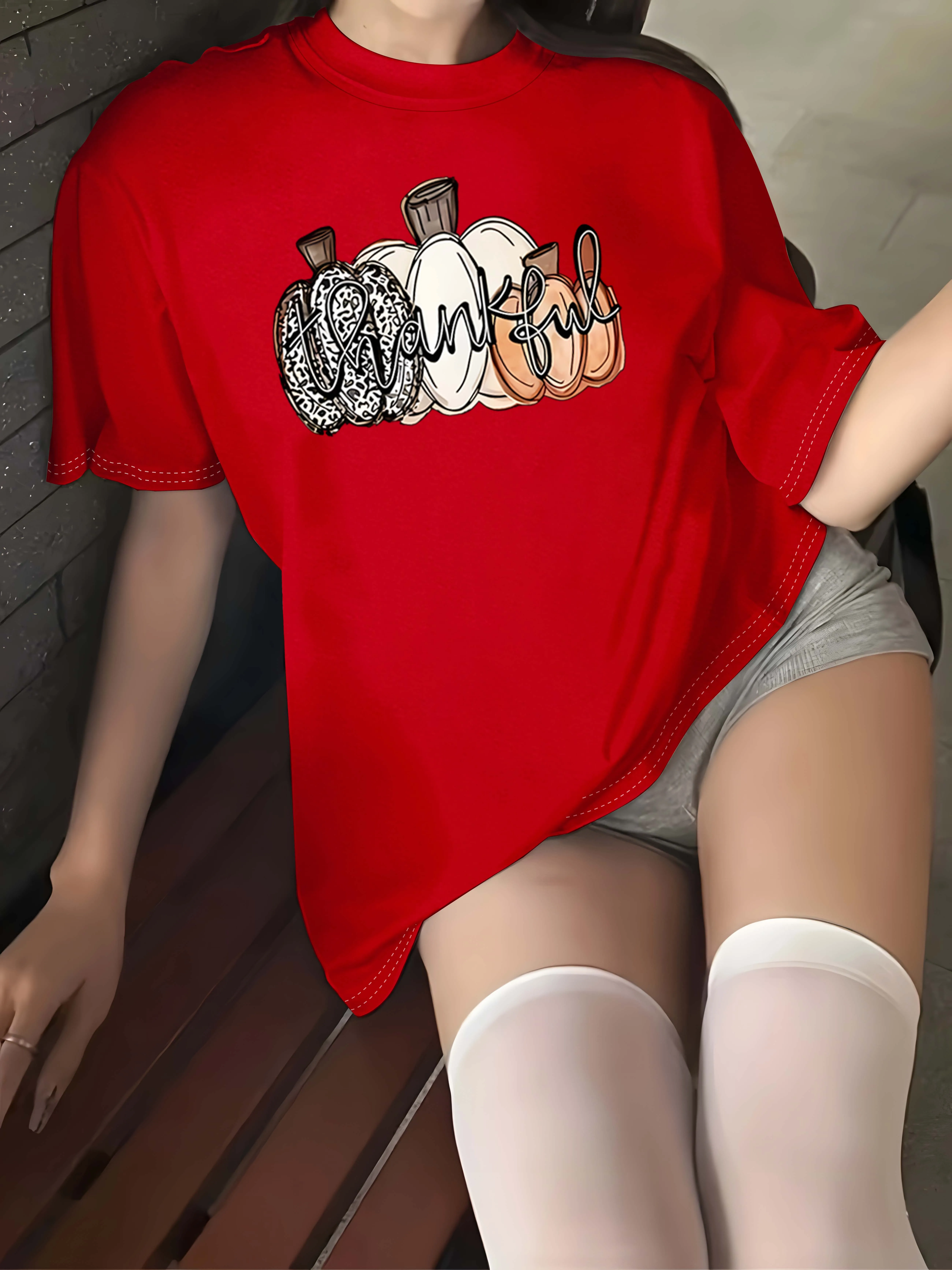 

Стильный наряд больших размеров с благодарной тыквой и художественной надписью