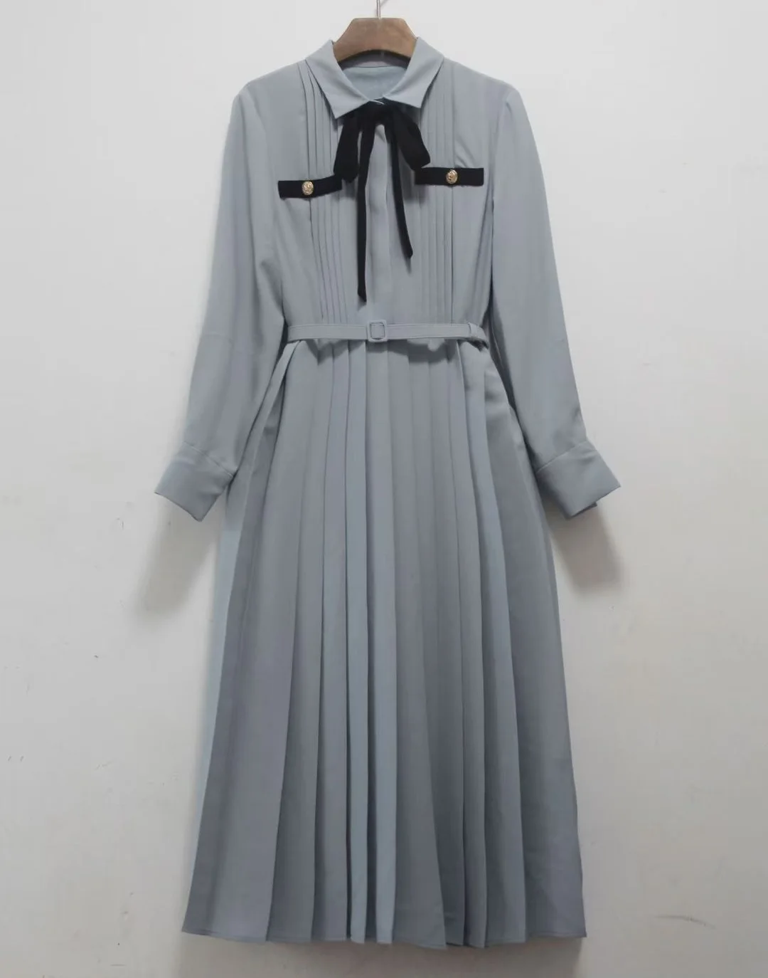 高品質・新品・2025年秋新作・デザイナーファッション・レディース・蝶ネクタイ付き・エレガントな長袖・ミモレ丈・ベージュ・ブルー・プリーツワンピース