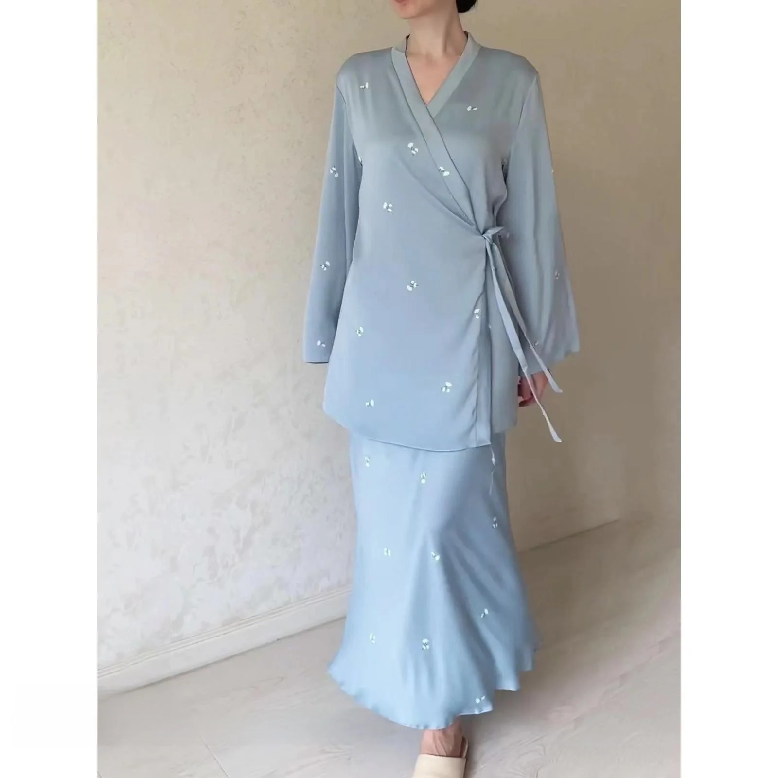 

Комплект из атласного топа и юбки с принтом, модный ансамбль, юбка длиной f, осенняя коллекция, женская мода