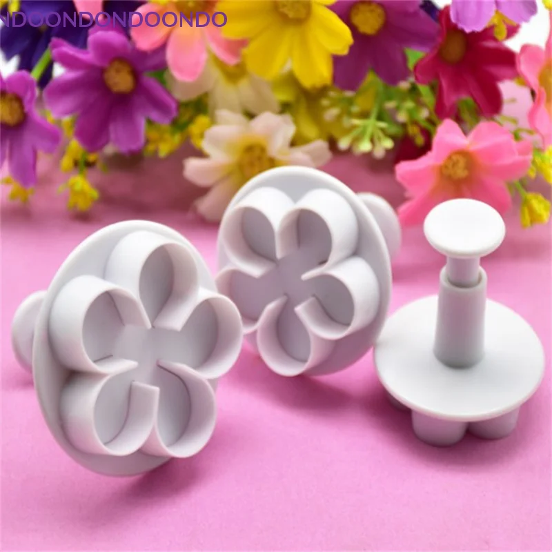 Image 6: Ensemble de 3 emporte-pièces décoratifs en forme de fleur pour biscuits, outils de décoration de gâteaux en pâte à sucre DIY