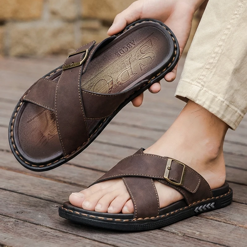 

Мужские сандалии большого размера, новые дышащие классические кожаные шлепанцы для лета 2026, легкие уличные рабочие тапочки с мягкой подошвой, размер 47