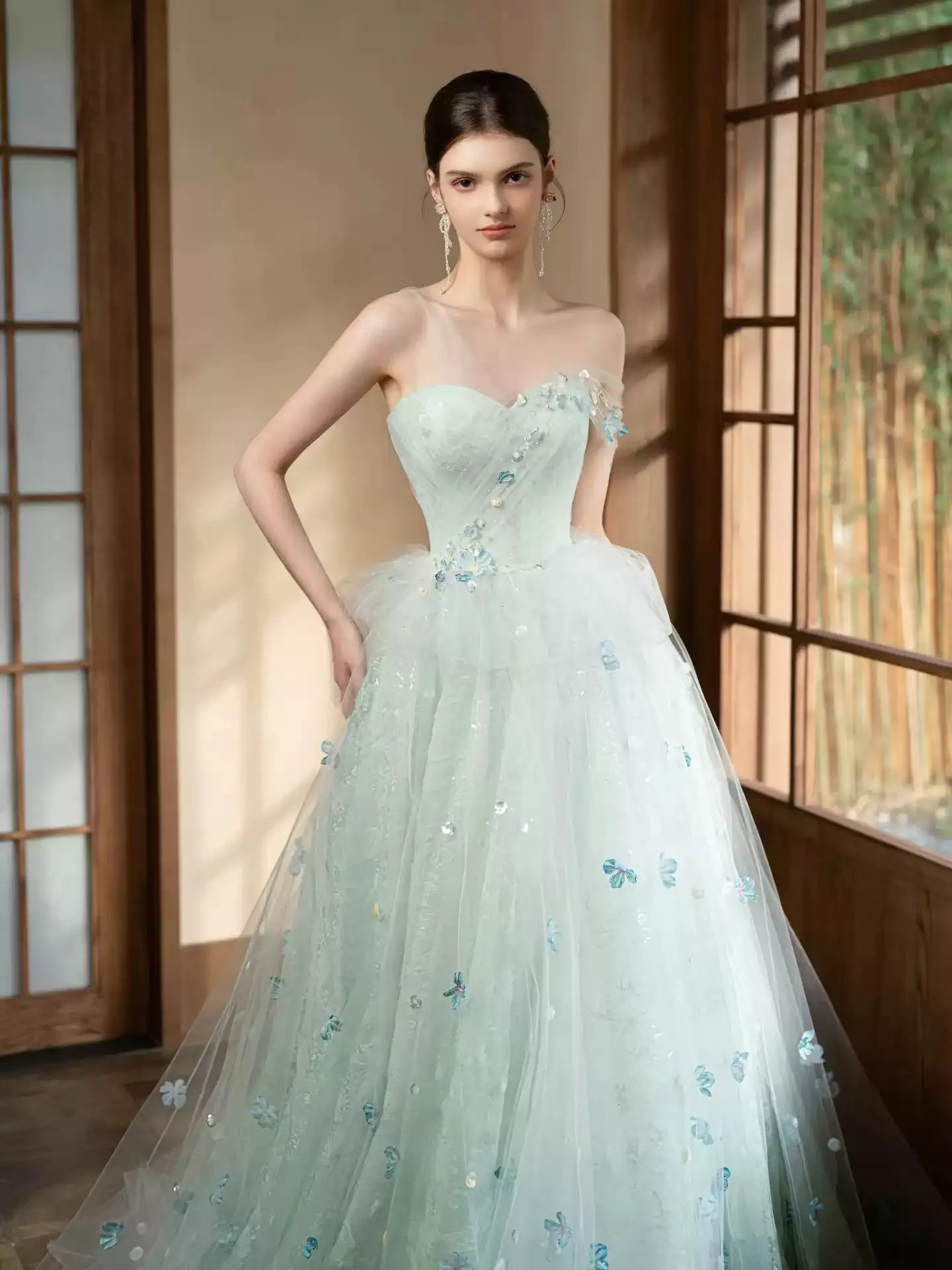 연한 녹색 이브닝 드레스 2025 요정같은 롱 프롬 드레스 레이어드 튤과 아플리케 레이스업 백 파티 드레스 비즈 장식 아플리케