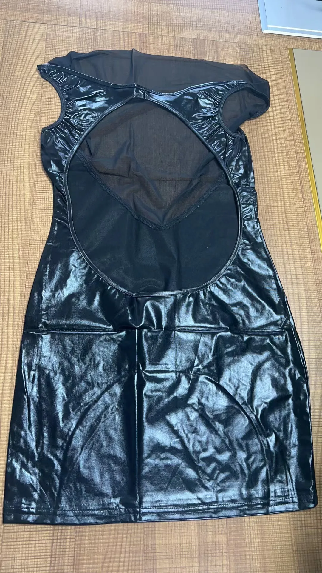 Abiti da donna in morbida pelle Abito sexy aderente avvolgente sull'anca Abito corto modellante in pelle verniciata patchwork a rete da discoteca per feste femminili