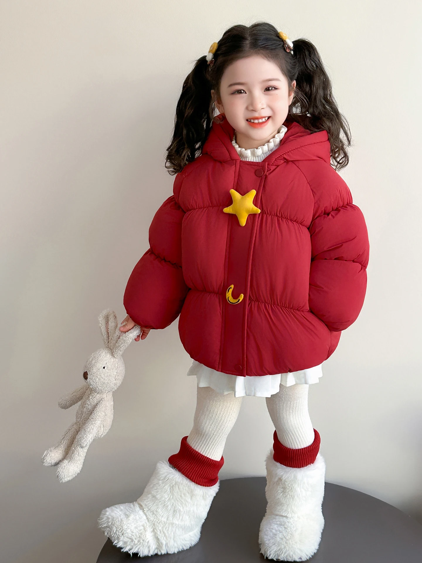 

Новая модная зимняя утепленная хлопковая куртка для девочек с капюшоном, узором «звезды и луна» и флисовой подкладкой