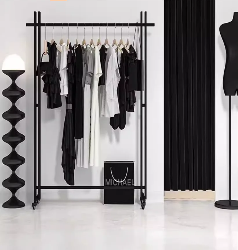 

Элитная напольная витрина для одежды Tieyi: простая стойка для женской одежды от пола до потолка с колесиками для прямых трансляций, модель A