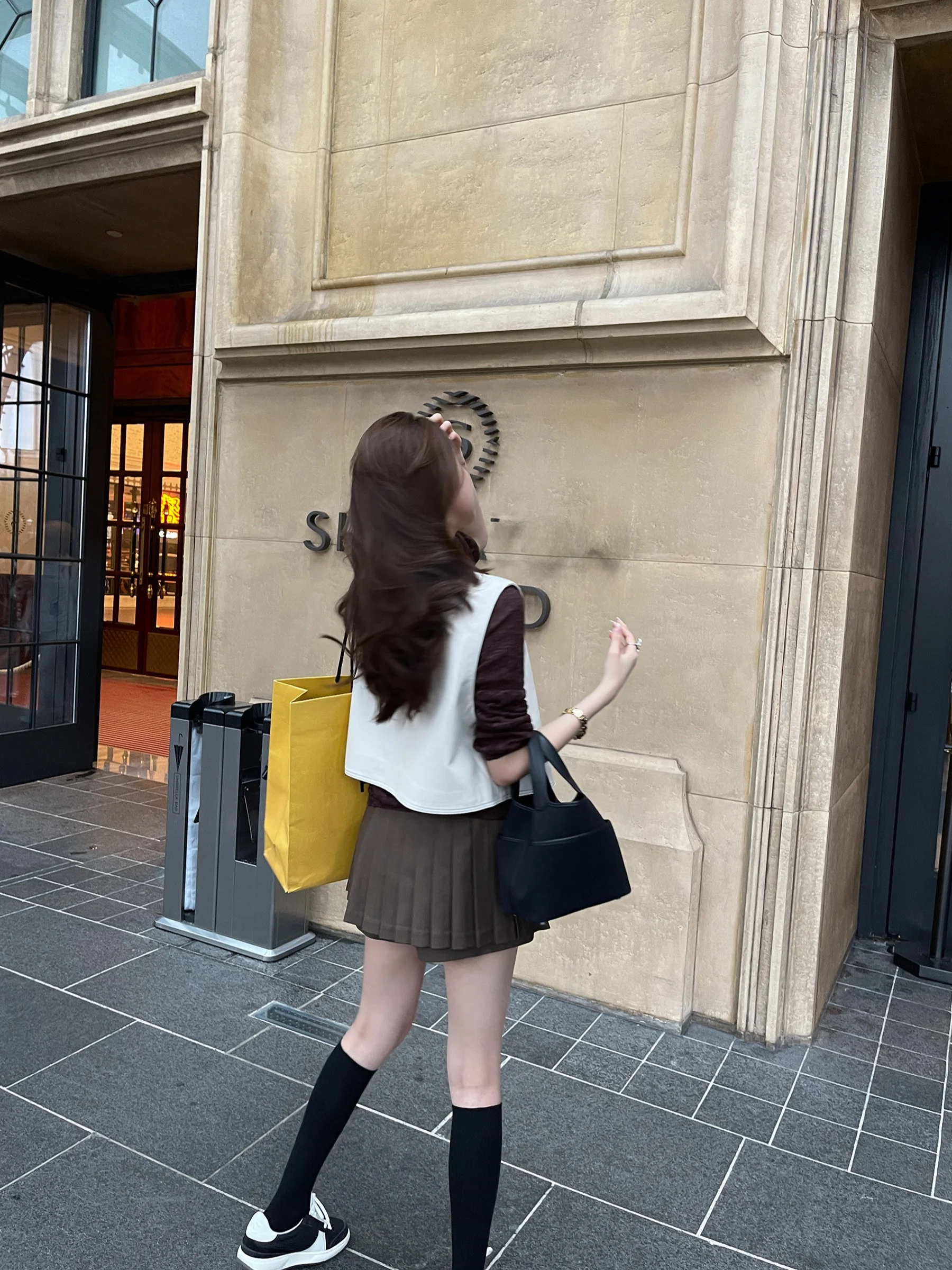 

Rubbit Chic Limited Edition: Вязаная блузка с длинным рукавом и полупрозрачным дизайном, белая, для подчеркивания женственности, весна 2024