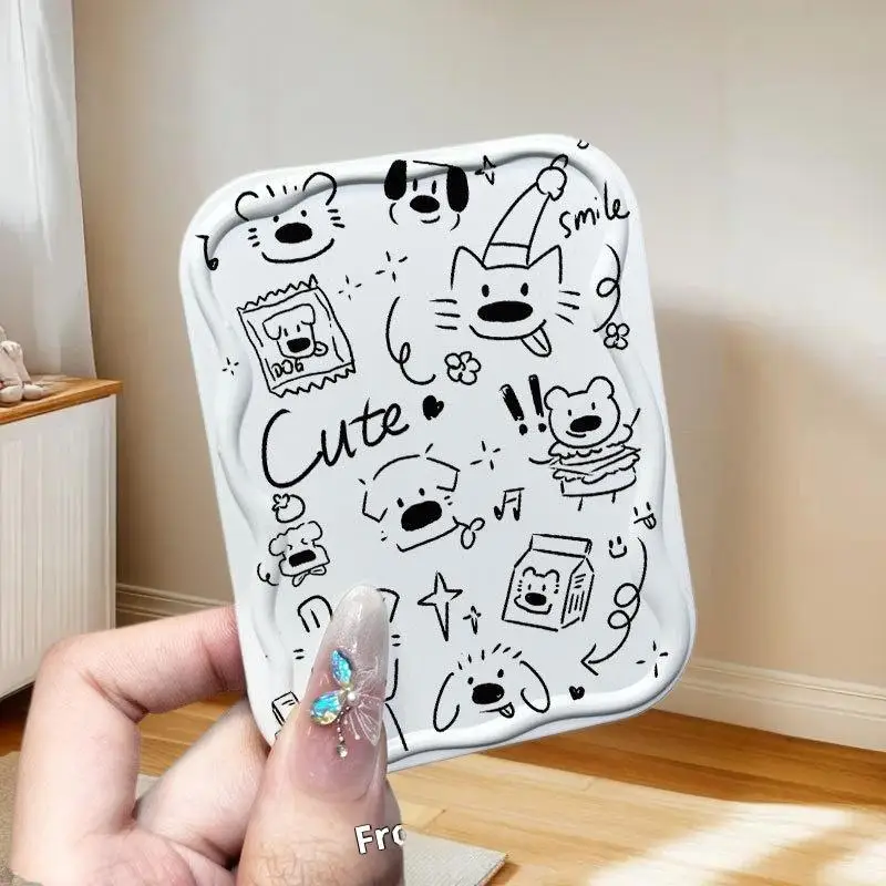 シックな子犬の手鏡と櫛のセット。休日や誕生日に最適な美容アクセサリーギフト。