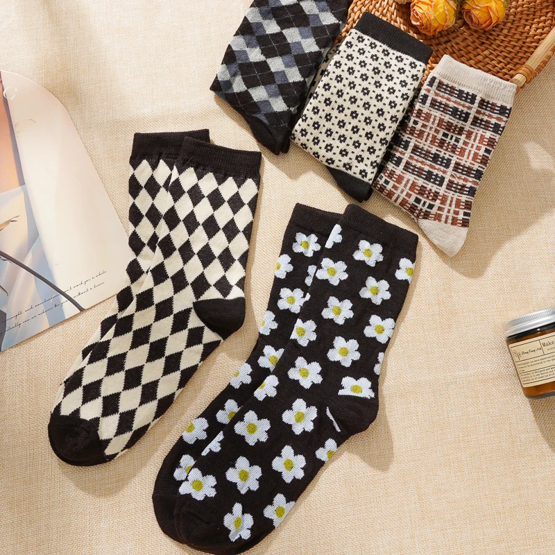 5 Pairs Women's Cotton Socks Harajuku Retro Middle Tube Winter Knit with Flowers Embossed Print Cute Christmas Gift