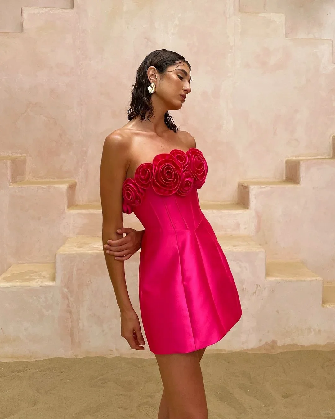 Vestidos de fiesta fucsia con hombros descubiertos, vestidos de fiesta florales rosas en 3D hechos a mano, vestido de fiesta corto sin tirantes, longitud Mini de flores