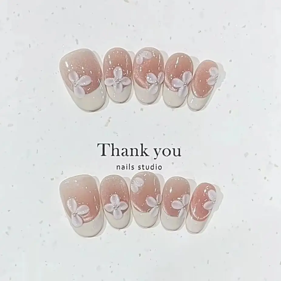 24 Uds. De uñas postizas con gradiente de purpurina Floral 3D, punta francesa cremosa, uñas postizas cortas de almendra, diamantes de imitación, arte de uñas elegante