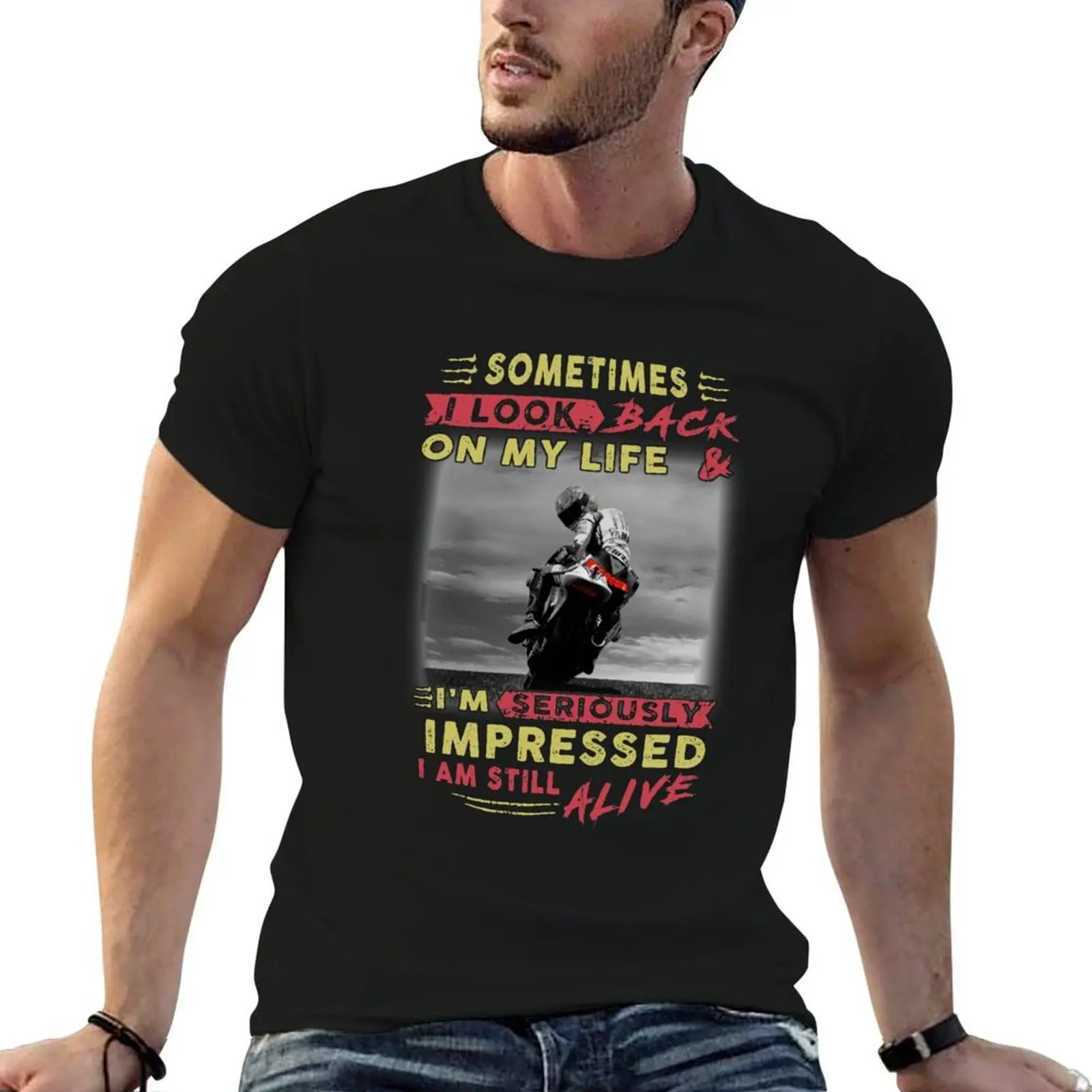 Parfois, je me souviens de ma vie et je suis vraiment étonné que je sois encore en vie. T-shirt imprimé Street Art.