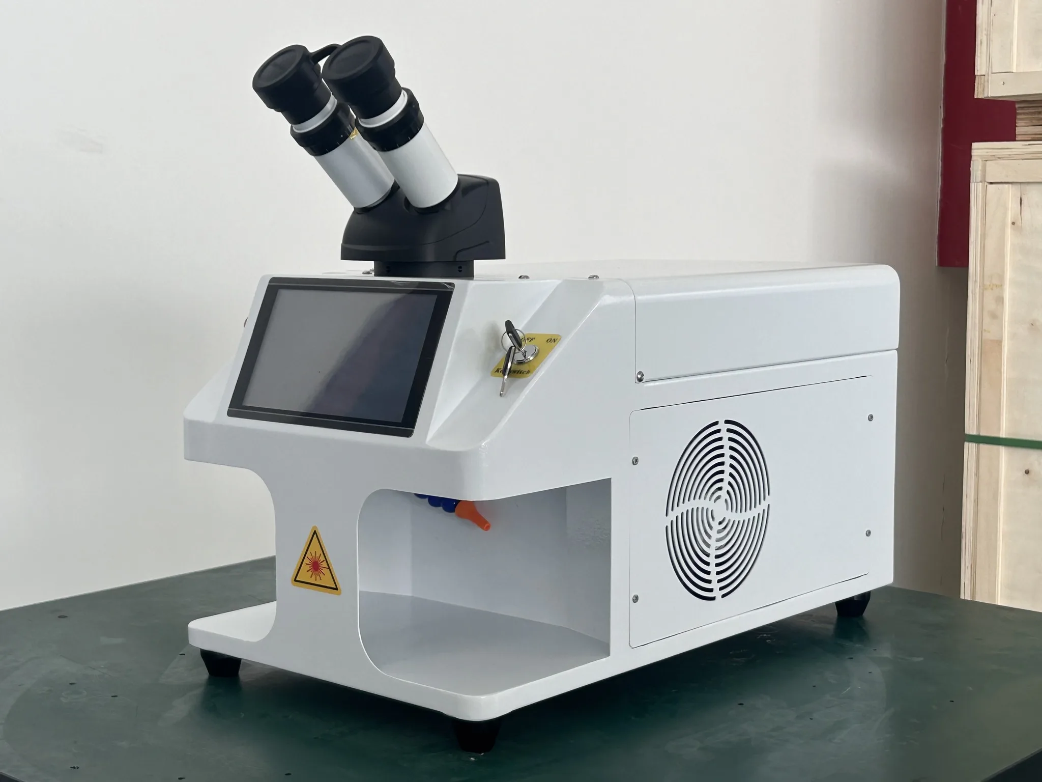 เครื่องเชื่อมเลเซอร์อัญมณี Laser Spot สําหรับเครื่องบัดกรีทองและเงิน เครื่องเชื่อมเลเซอร์จิวเวลรี่สําหรับทองคํา
