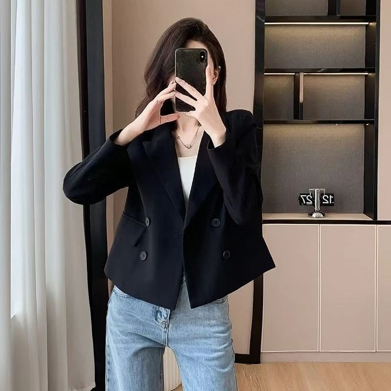 เสื้อเบลเซอร์ผู้หญิงแบบกระดุมสองแถว ปี 2025 รุ่นสั้น สำหรับฤดูใบไม้ผลิและฤดูใบไม้ร่วง ดีไซน์เกาหลีใหม่ คุณภาพสูง ทรงเล็ก เรียบง่าย สไตล์ลำลอง สำหรับใส่ทำงาน ให้ลุคสง่างาม