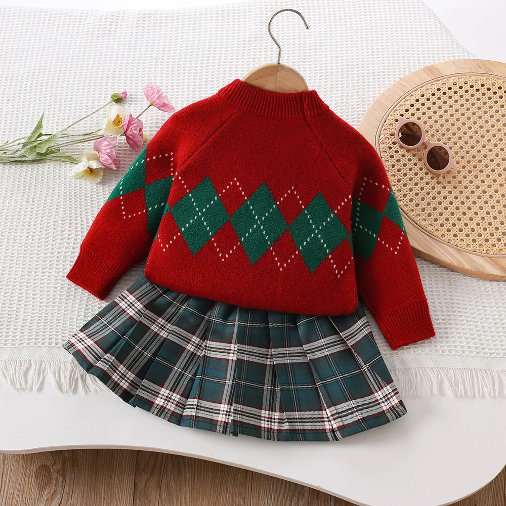 ชุดเสื้อผ้าเด็กผู้หญิง 2 ชิ้น สำหรับฤดูหนาว ชุดคริสต์มาส เสื้อสเวตเตอร์เด็กผู้หญิงแบบหลวม ผ้ากำมะหยี่ลายสก็อต กระโปรงจีบสำหรับเด็กผู้หญิง