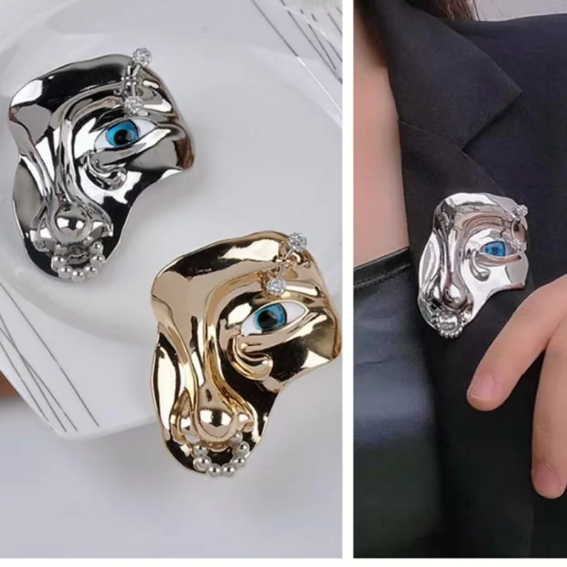 

Minimalist Luxury Metal Mechanical Face Jewelry Brooch for Women, Two-Tone Metal Blue Eye Pin, Everyday Commute Coat Decor