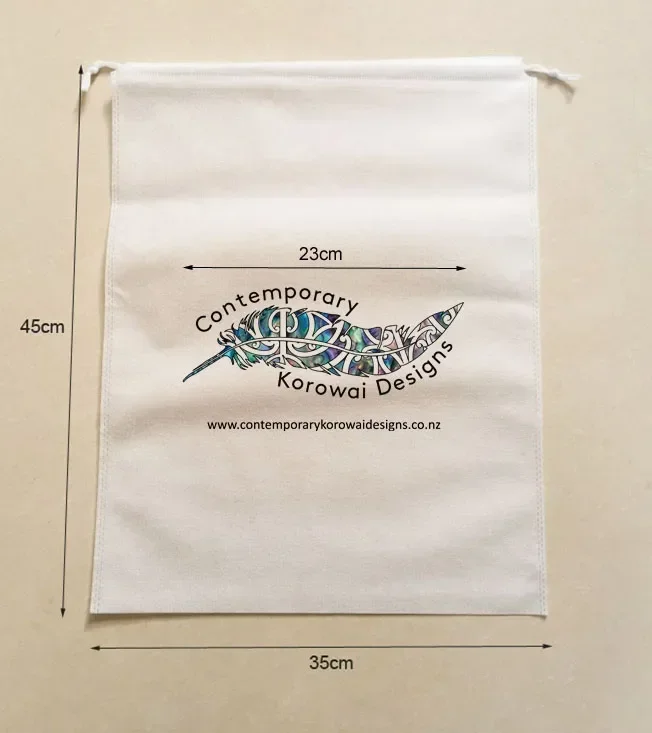 

500 шт. индивидуальный логотип 35 см x 45 см, большой размер, белые нетканые сумки на шнурке, горящие, с разноцветным логотипом с перьями