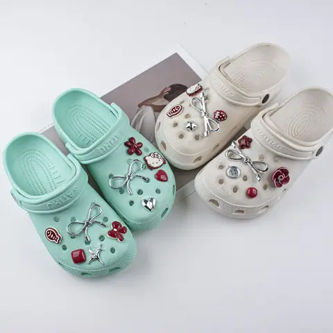 JIBBITZ 헬로 키티 DIY 액세서리 Crocs ABS 소재 세트, 나막신 및 샌들을 위한 귀엽고 세련된 이동식 장식