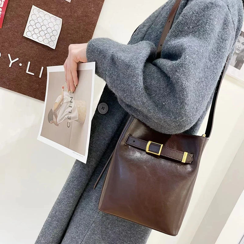 

2025 Top Layer Oil Wax Leather oulder Bag Women's New Sle Latte Brown Genuine Leather Small Buet Bag Crossbody