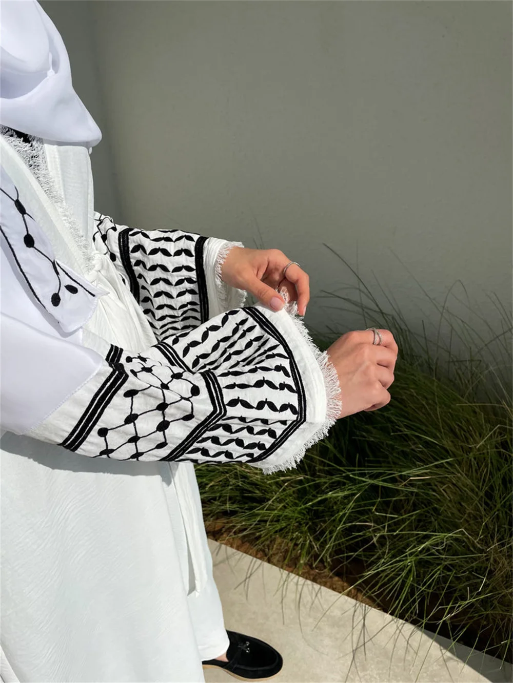 2024 nuove donne musulmane ricamo nappa Cardigan abito da festa Dubai Abaya medio oriente tuffiye Robe nero bianco Islam cappotto elegante