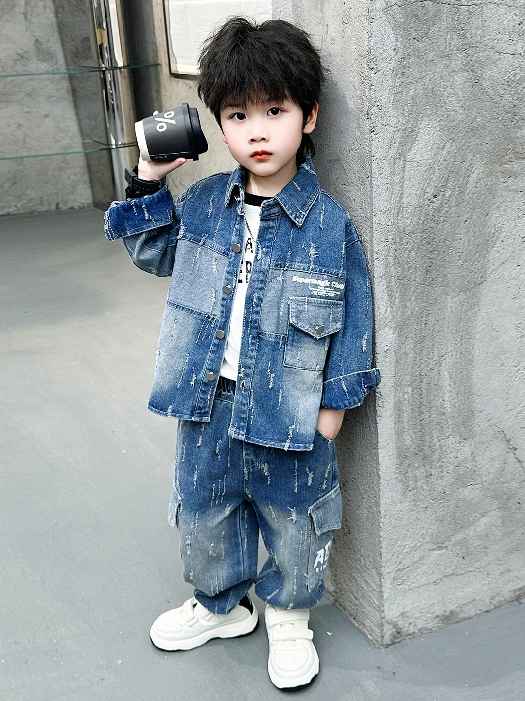 

Детский повседневный джинсовый комплект Весна 2026: Модный уличный стиль для мальчиков – куртка и джинсы, двухсекционный комплект из хлопковой смеси с длинными рукавами