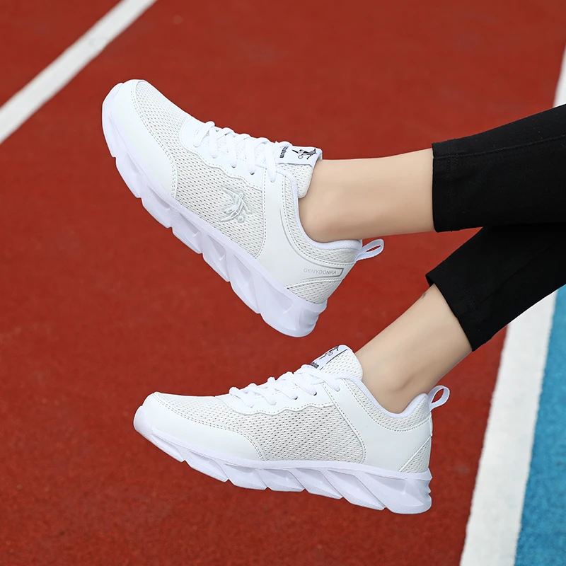 Scarpe da corsa di grandi dimensioni per le donne Sneakers da allenamento sportive per ragazze traspiranti scarpe da viaggio esterne leggere allenatore sportivo femminile