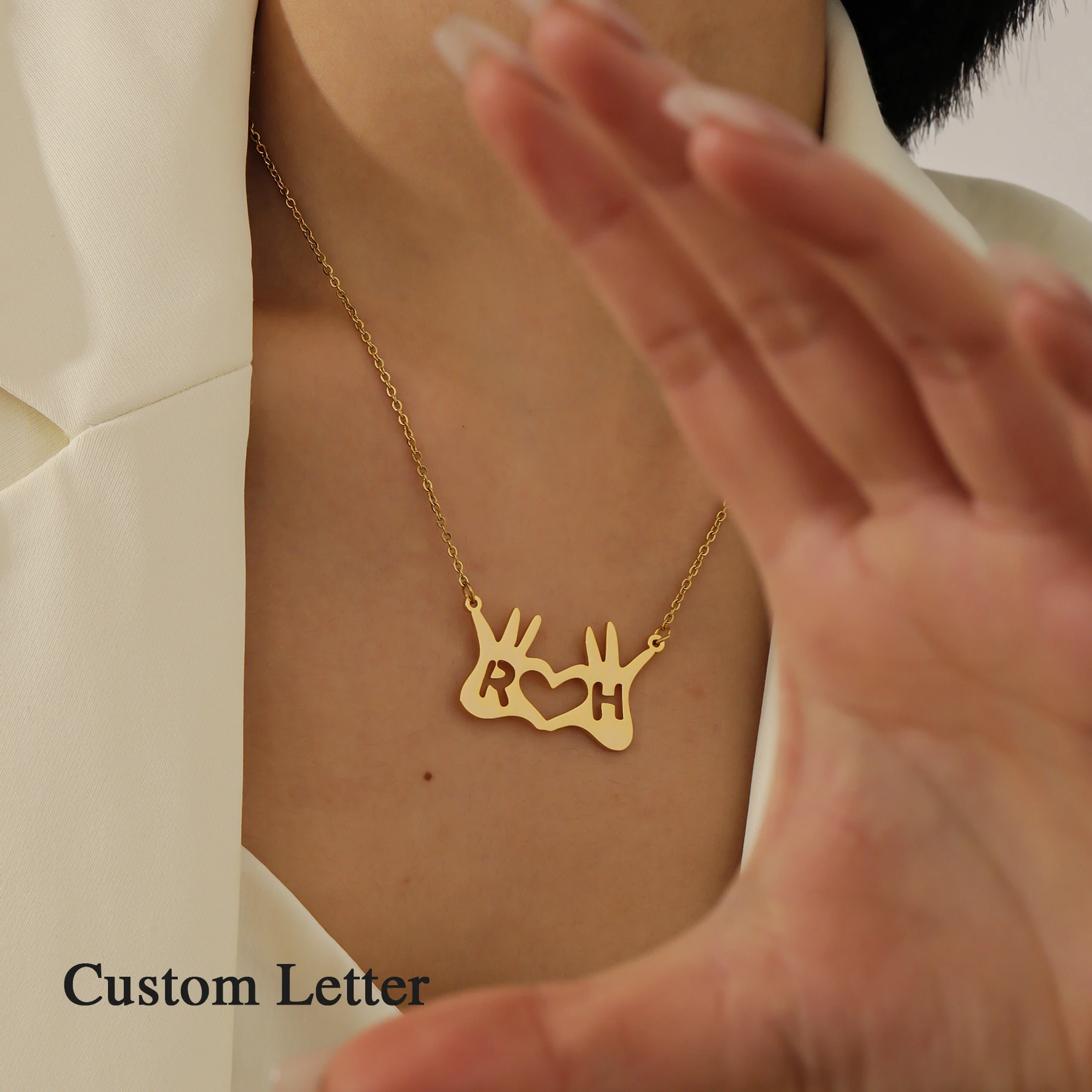 

Ожерелье с инициалами на заказ, две руки, изготовление сердца, ажурная подвеска, подарок для пары для нее или него, позолоченная нержавеющая сталь 18 карат