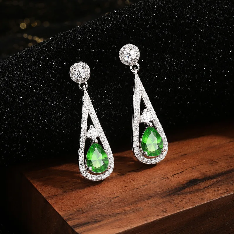 

Роскошные однотонные платиновые женские шпильки с бриллиантами PT950 голубино-красного изумруда и грушевидной муассанитом