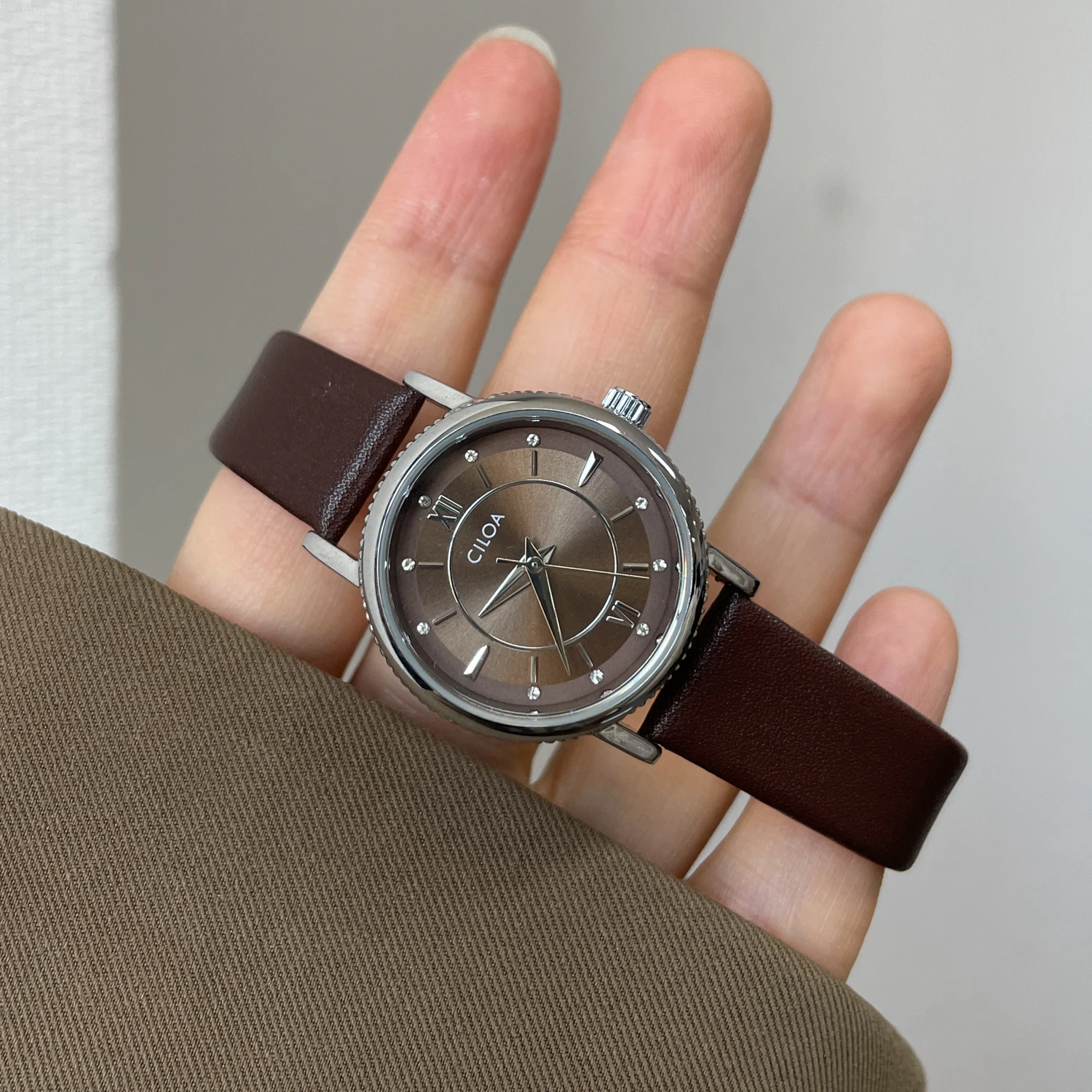 ساعة CILOA مستديرة بمزاج بني أنثى 2025 ماركة جديدة أصلية خفيفة فاخرة هدية موضة ساعة كوارتز مقاومة للماء