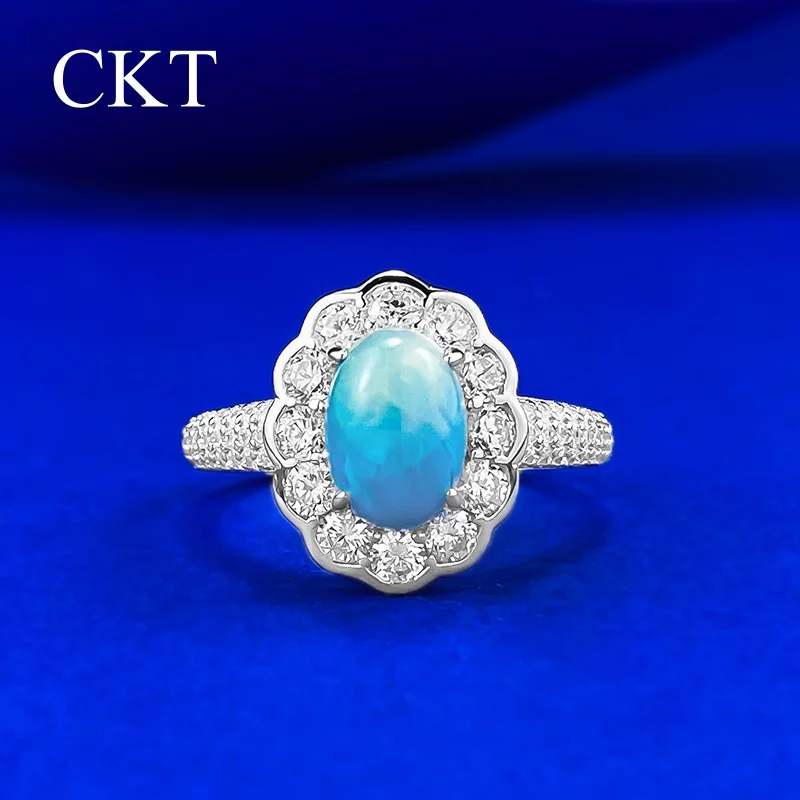 

CKT S925 Серебристо-синие романтические яйцеобразные кольца 6*9 мм с муассанитом для женщин представляет собой набор изящных ювелирных изделий из натурального морского камня