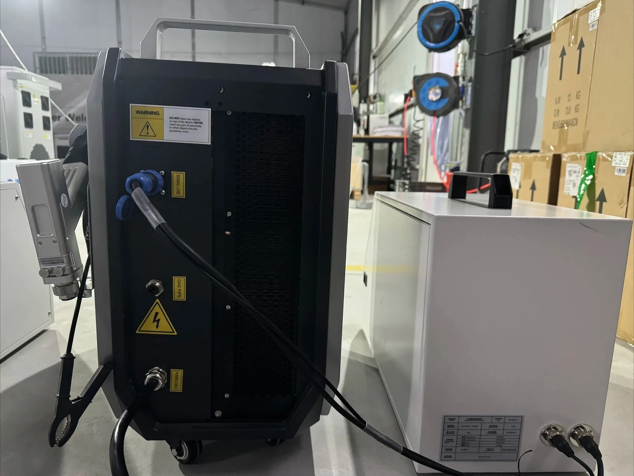 Pulizia delle giunture della saldatura con raffreddamento ad acqua con saldatrice automatica a filo