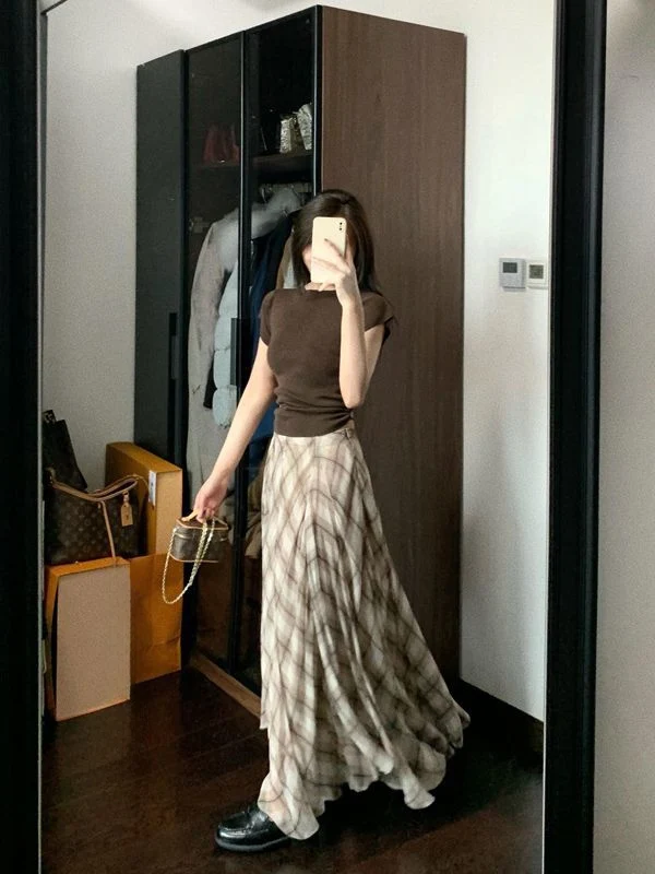 

Ретро-комплект: женский топ с коротким рукавом и юбка с высокой талией в клетку, асимметричный крой, летний модный ансамбль 2025 года, новый стиль