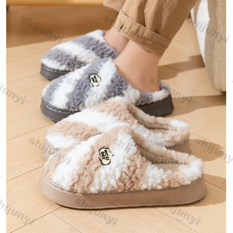 รองเท้าแตะผ้าฝ้ายสำหรับผู้หญิง ฤดูหนาว 2025 แฟชั่นใหม่ รองเท้าใส่ในบ้านสำหรับคู่รัก รองเท้าแตะผ้าพลัฌอุ่นๆ สำหรับผู้ชาย