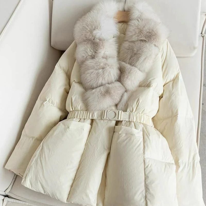 

Зима 2026, новый стильный теплый пуховик с воротником из лисьего меха, утепленный мех с завязкой на талии, модная теплая верхняя одежда средней длины