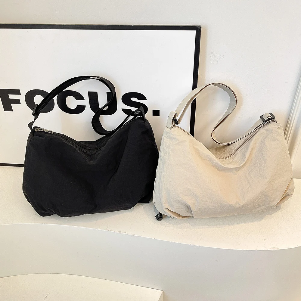 حقيبة كتف نسائية ذات سعة كبيرة جديدة للخريف والشتاء كاجوال ذات ثنيات للكتف للتنقل في الفصل