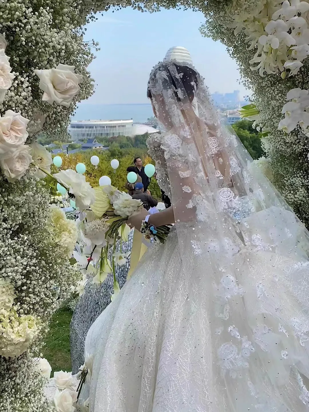 

2023 New Bridal Wedding Veil Master Wedding Veil Handmade Pearl Lace Luxury Extra Long Tail Soft Veil Wedding Accessories Veil