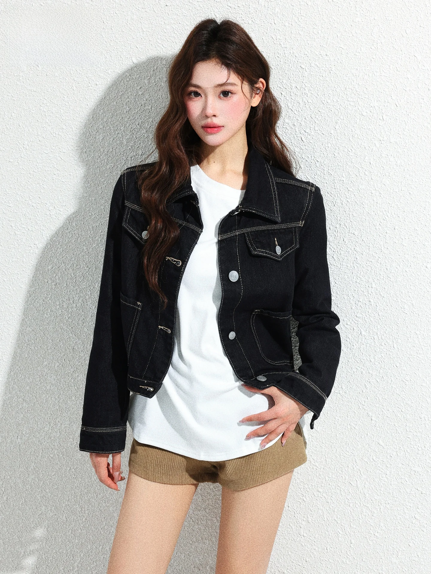 Chaqueta Biker Negra Ajustada con Cintura Dorada, Estilo Casual para Mujer, Versión Estándar, Manga Larga, Cierre de Botones, Mezcla de Algodón
