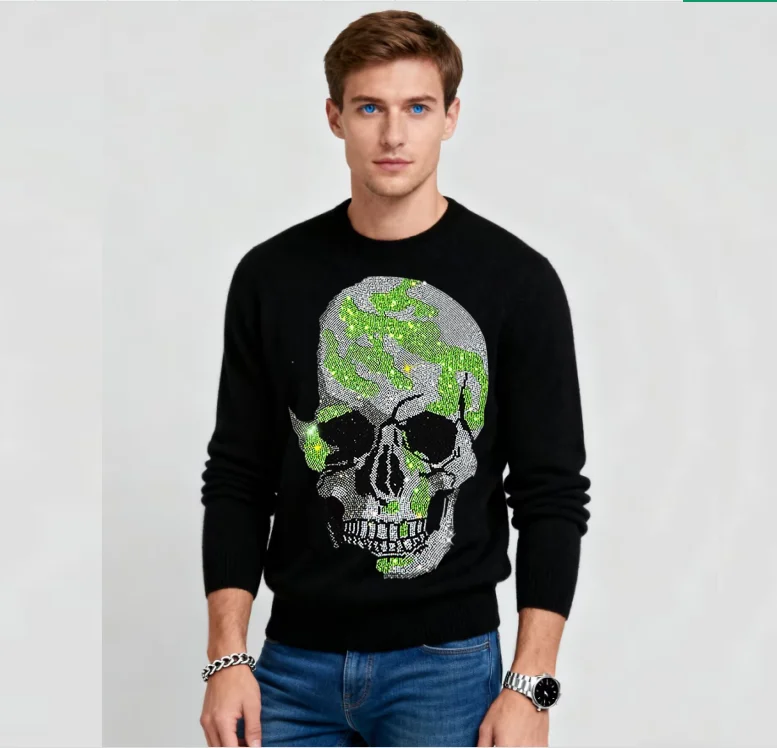 Modne męskie swetry markowe, zdobione błyszczącymi dżetami, designerskie swetry męskie, wygodne i stylowe dla współczesnych dżentelmenów.